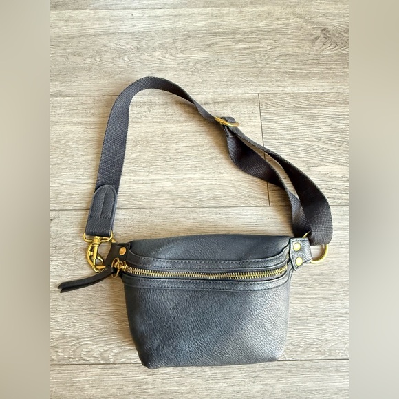 Universal Thread Black Leather waist Bag with Gold Zipper - Picture 1 of 4
